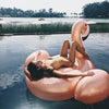 Chicha en la piscina con el flotador de flamenco gigante, Producto de WiPlash